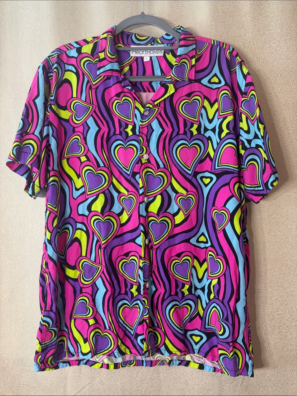 iHeart Raves funky Women’sButton-Up Shirt in Bright Neon Heart Print 0346